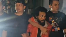 Pelaku penembakan pengacara di Tanah Abang, HD (37), saat dibekuk Tim Jatanras Polda Metro Jaya dan digiring ke mobil polisi. (PMJ)