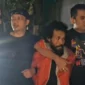 Pelaku penembakan pengacara di Tanah Abang, HD (37), saat dibekuk Tim Jatanras Polda Metro Jaya dan digiring ke mobil polisi. (PMJ)