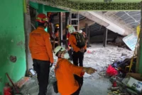 Bangunan Ponpes AL Khoiziny rata dengan tanah, Semua korban yang tertimbun sudah ditemukan Tim SAR. Dok: BNPB