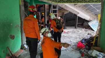 Petugas DVI Polda Jatim memeriksa jenazah korban robohnya Ponpes Al Khoziny Sidoarjo di RS Bhayangkara. Dok: BNPB