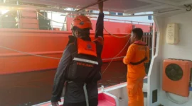 Tim gabungan BPBD dan TNI AL melakukan pencarian korban kapal nelayan tenggelam di perairan Pulau Bokor, Kepulauan Seribu, Selasa 7 Oktober 2025. Dok: BPBD 
