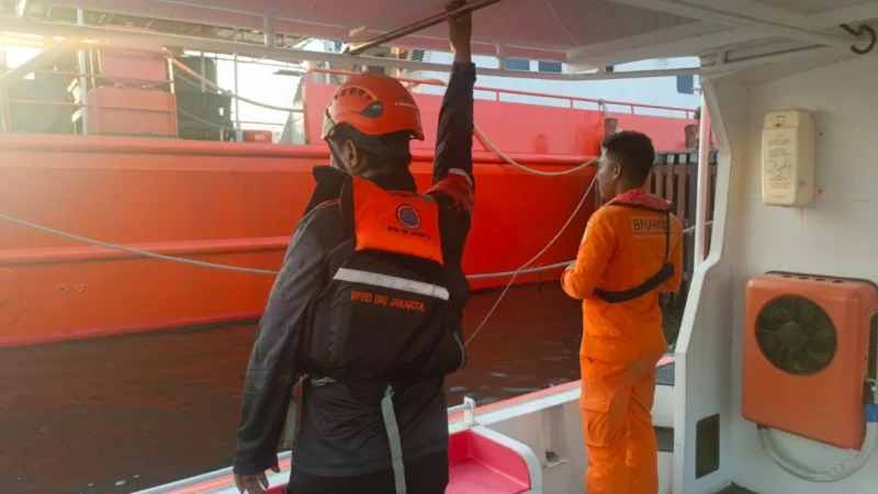 Tim gabungan BPBD dan TNI AL melakukan pencarian korban kapal nelayan tenggelam di perairan Pulau Bokor, Kepulauan Seribu, Selasa 7 Oktober 2025. Dok: BPBD 