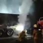 Petugas pemadam kebakaran berusaha memadamkan api dari truk tangki BBM yang terbakar di SPBU Palmerah, Jakarta Barat, Sabtu (11/10/2025). Dok: Istimewa