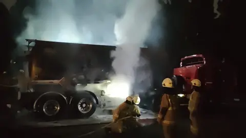 Petugas pemadam kebakaran berusaha memadamkan api dari truk tangki BBM yang terbakar di SPBU Palmerah, Jakarta Barat, Sabtu (11/10/2025). Dok: Istimewa