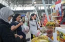 Pengunjung memadati area Bazar Heritage “Tanjung Priok Hub 5.0” di Stasiun Tanjung Priok, Jakarta Utara, yang menampilkan produk unggulan UMKM lokal. (Kominfo)