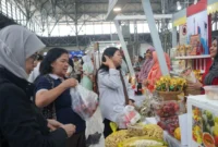 Pengunjung memadati area Bazar Heritage “Tanjung Priok Hub 5.0” di Stasiun Tanjung Priok, Jakarta Utara, yang menampilkan produk unggulan UMKM lokal. (Kominfo)

