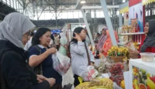 Pengunjung memadati area Bazar Heritage “Tanjung Priok Hub 5.0” di Stasiun Tanjung Priok, Jakarta Utara, yang menampilkan produk unggulan UMKM lokal. (Kominfo)