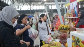Pengunjung memadati area Bazar Heritage “Tanjung Priok Hub 5.0” di Stasiun Tanjung Priok, Jakarta Utara, yang menampilkan produk unggulan UMKM lokal. (Kominfo)

