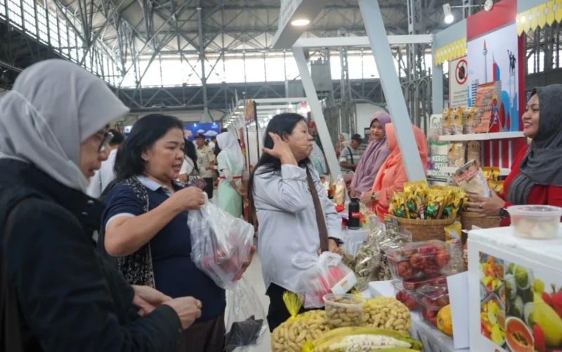 Pengunjung memadati area Bazar Heritage “Tanjung Priok Hub 5.0” di Stasiun Tanjung Priok, Jakarta Utara, yang menampilkan produk unggulan UMKM lokal. (Kominfo)
