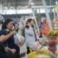 Pengunjung memadati area Bazar Heritage “Tanjung Priok Hub 5.0” di Stasiun Tanjung Priok, Jakarta Utara, yang menampilkan produk unggulan UMKM lokal. (Kominfo)
