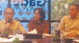 Menteri P2MI Mukhtarudin memberikan keterangan pers soal pemulangan 110 WNI korban online scam di Kamboja, Kamis (22/10/2025). Dok: P2MI
