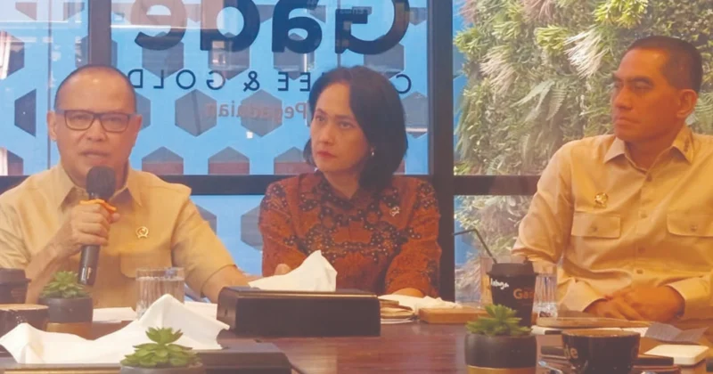 Menteri P2MI Mukhtarudin memberikan keterangan pers soal pemulangan 110 WNI korban online scam di Kamboja, Kamis (22/10/2025). Dok: P2MI