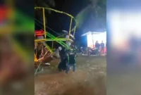 Petugas kepolisian memeriksa wahana ombak banyu yang ambruk di pasar malam Desa Kaliboto, Kecamatan Bener, Purworejo, Jawa Tengah, Minggu (12/10/2025). Dok: Istimewa