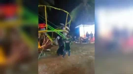 Petugas kepolisian memeriksa wahana ombak banyu yang ambruk di pasar malam Desa Kaliboto, Kecamatan Bener, Purworejo, Jawa Tengah, Minggu (12/10/2025). Dok: Istimewa