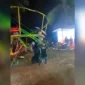 Petugas kepolisian memeriksa wahana ombak banyu yang ambruk di pasar malam Desa Kaliboto, Kecamatan Bener, Purworejo, Jawa Tengah, Minggu (12/10/2025). Dok: Istimewa