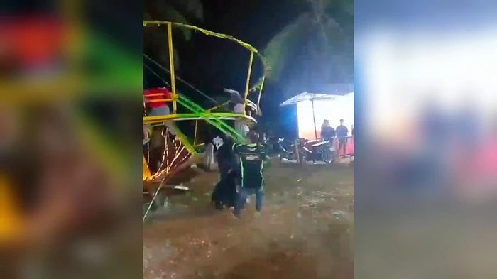 Petugas kepolisian memeriksa wahana ombak banyu yang ambruk di pasar malam Desa Kaliboto, Kecamatan Bener, Purworejo, Jawa Tengah, Minggu (12/10/2025). Dok: Istimewa