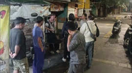 Rombongan berseragam hitam menyerbu warkop di Tanah Abang, Jakarta Pusat, mencuri Rp2 juta dan menembakkan airsoft gun. Dok: Istimewa