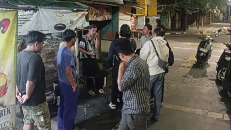 Rombongan berseragam hitam menyerbu warkop di Tanah Abang, Jakarta Pusat, mencuri Rp2 juta dan menembakkan airsoft gun. Dok: Istimewa