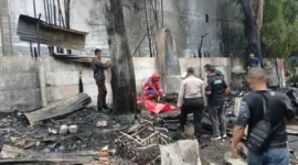 Warung makan di Kapuk Muara, Jakarta Utara terbakar, Selasa dini hari (28/10/2025). (Ist)
