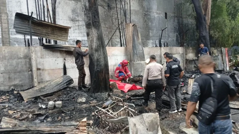 Warung makan di Kapuk Muara, Jakarta Utara terbakar, Selasa dini hari (28/10/2025). (Ist)