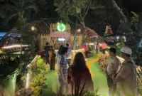 Pengunjung memadati pintu masuk Ragunan saat uji coba wisata malam di Jakarta Selatan, Sabtu malam (11/10/2025). Dok: Instagram/ Ragunanzoo. Dok: Instagram/ Ragunanzoo