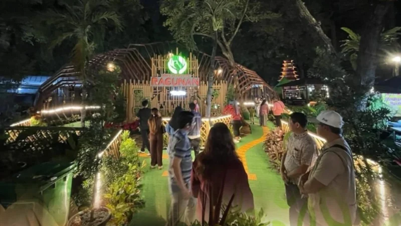 Pengunjung memadati pintu masuk Ragunan saat uji coba wisata malam di Jakarta Selatan, Sabtu malam (11/10/2025). Dok: Instagram/ Ragunanzoo. Dok: Instagram/ Ragunanzoo