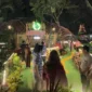 Pengunjung memadati pintu masuk Ragunan saat uji coba wisata malam di Jakarta Selatan, Sabtu malam (11/10/2025). Dok: Instagram/ Ragunanzoo. Dok: Instagram/ Ragunanzoo
