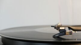 Ilustrasi, Merasa selera musik Anda 'lebih tinggi'? Teori 'Distinction' Bourdieu membongkar bagaimana selera hanyalah alat pembeda kelas sosial. Dok: Istimewa.