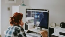 Ilustrasi, Palu godam bagi kesombongan intelektual. Metode Sokratik mengajarkan bahwa kebenaran sejati tidak ditemukan melalui ceramah satu arah, melainkan melalui keberanian untuk mempertanyakan asumsi terdalam kita. Dok: Istimewa.