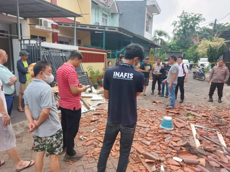 Ledakan rumah di Taman Palem Lestari, Cengkareng Barat, Jakarta Barat yang menyebabkan kerusakan parah dan korban luka bakar. Dok: PMJ