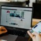 Ilustrasi, Dari filter yang sempurna hingga 'close friends', kita semua adalah aktor. Inilah bagaimana teori dramaturgi Erving Goffman menjelaskan kehidupan ganda kita di media sosial. Dok: Istimewa.
