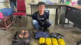 Kurir berinisial Y ditangkap Bersama barang bukti sabu seberat 9 kg dikemas dalam teh Cina di Bengkalis, Riau. Dok: Polri