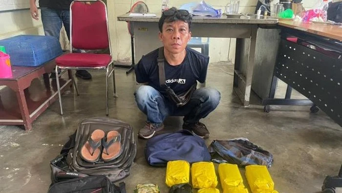 Kurir berinisial Y ditangkap Bersama barang bukti sabu seberat 9 kg dikemas dalam teh Cina di Bengkalis, Riau. Dok: Polri