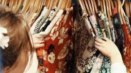 Ilustrasi, Tiga alasan utama di balik ledakan thrifting (keunikan, keberlanjutan, harga) dan perdebatan baru tentang gentrifikasi barang bekas. Dok: Istimewa.