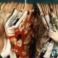 Ilustrasi, Tiga alasan utama di balik ledakan thrifting (keunikan, keberlanjutan, harga) dan perdebatan baru tentang gentrifikasi barang bekas. Dok: Istimewa.