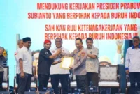 Kapolri Jenderal Listyo Sigit Prabowo bersama buruh dalam Apel Akbar Kebangsaan Buruh Indonesia di Lapangan Botanical Jababeka, Bekasi, Rabu (15/10/2025). Dok: Istimewa
