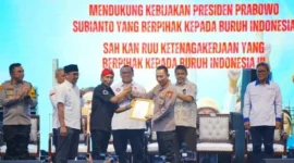 Kapolri Jenderal Listyo Sigit Prabowo bersama buruh dalam Apel Akbar Kebangsaan Buruh Indonesia di Lapangan Botanical Jababeka, Bekasi, Rabu (15/10/2025). Dok: Istimewa
