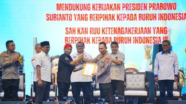 Kapolri Jenderal Listyo Sigit Prabowo bersama buruh dalam Apel Akbar Kebangsaan Buruh Indonesia di Lapangan Botanical Jababeka, Bekasi, Rabu (15/10/2025). Dok: Istimewa

