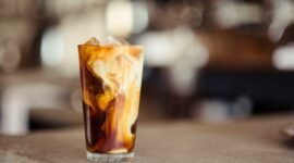 Ilustrasi, Dari kopi pahit warung ke ribuan gerai kopi susu, kita bedah revolusi gula aren yang mengubah gaya hidup dan ekonomi. Dok: Istimewa.