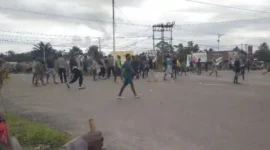 Petugas kepolisian berjaga di lokasi kericuhan usai demonstrasi warga Boven Digoel, Papua Selatan, yang memprotes pembakaran mahkota cenderawasih oleh BBKSDA Papua. Dok: Istimewa