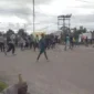 Petugas kepolisian berjaga di lokasi kericuhan usai demonstrasi warga Boven Digoel, Papua Selatan, yang memprotes pembakaran mahkota cenderawasih oleh BBKSDA Papua. Dok: Istimewa