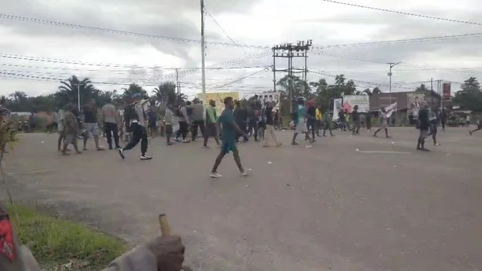 Petugas kepolisian berjaga di lokasi kericuhan usai demonstrasi warga Boven Digoel, Papua Selatan, yang memprotes pembakaran mahkota cenderawasih oleh BBKSDA Papua. Dok: Istimewa