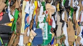 Ilustrasi, Mengubah jins bekas jadi tas? Itulah upcycling, gerakan kreatif yang mengubah sampah fashion menjadi harta karun unik. Dok: Istimewa.