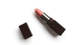 Ilustrasi, Saat dompet menipis, mengapa lipstik baru menjadi barang wajib? Fenomena 'Efek Lipstik' mengungkap bagaimana kemewahan kecil menjadi pelarian psikologis di tengah krisis ekonomi. Dok: Istimewa.