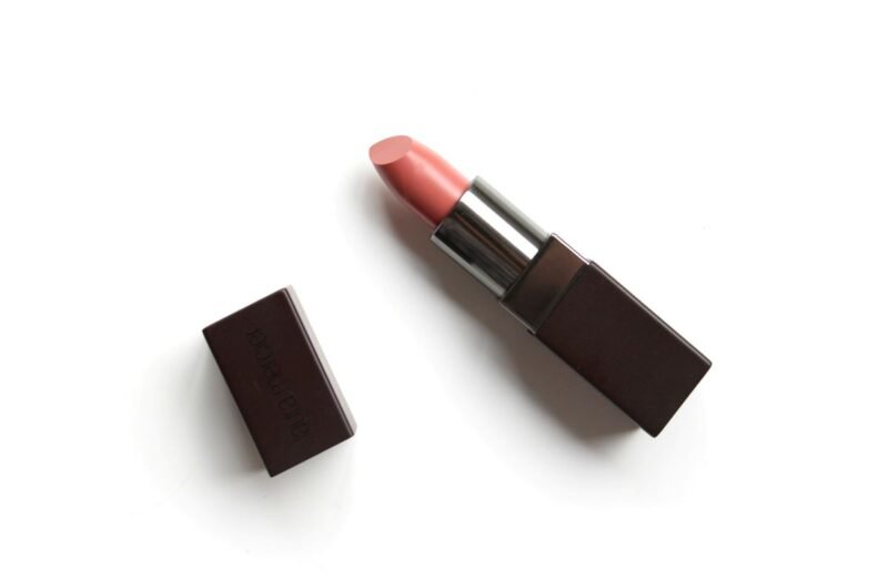 Ilustrasi, Saat dompet menipis, mengapa lipstik baru menjadi barang wajib? Fenomena 'Efek Lipstik' mengungkap bagaimana kemewahan kecil menjadi pelarian psikologis di tengah krisis ekonomi. Dok: Istimewa.