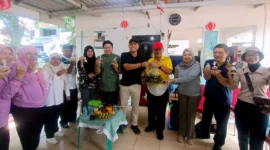 Petugas Sudin KPKP Jakarta Selatan menebar ikan cupang ke wadah air warga Tebet untuk memberantas jentik nyamuk DBD. Dok: Kominfo DKI JKT
