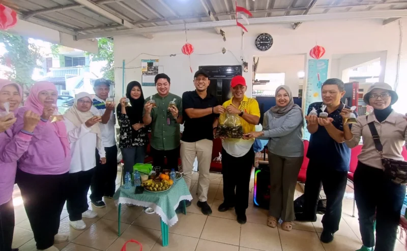 Petugas Sudin KPKP Jakarta Selatan menebar ikan cupang ke wadah air warga Tebet untuk memberantas jentik nyamuk DBD. Dok: Kominfo DKI JKT
