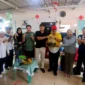 Petugas Sudin KPKP Jakarta Selatan menebar ikan cupang ke wadah air warga Tebet untuk memberantas jentik nyamuk DBD. Dok: Kominfo DKI JKT
