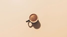 Ilustrasi, Pernah heran kenapa Starbucks dan Janji Jiwa sering buka bersebelahan? Ini bukan kebetulan, melainkan strategi cerdas berdasarkan Teori Permainan (Game Theory). Dok: Istimewa.