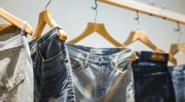 Ilustrasi, Dari low-rise jeans hingga warna glossy, mengapa Gen Z terobsesi dengan tren fashion Y2K yang bahkan tidak mereka alami? Dok: Istimewa.